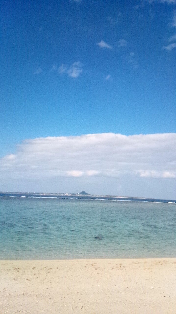 瀬底ビーチから見る伊江島